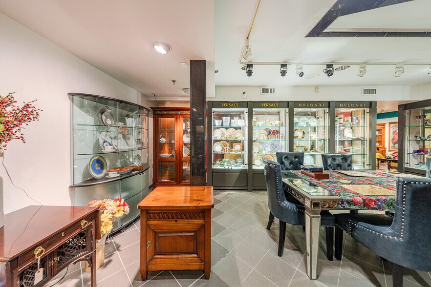 More Photos Of 560 Main St, Fort Lee Freestanding For Sale