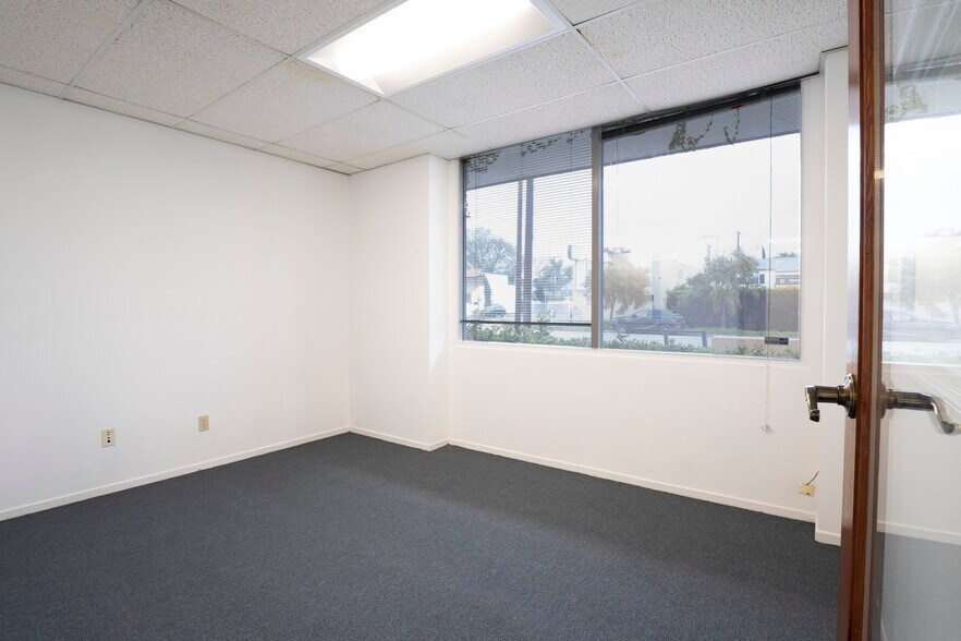 More Photos Of 5435 Cahuenga Blvd, North Hollywood Office For Sale