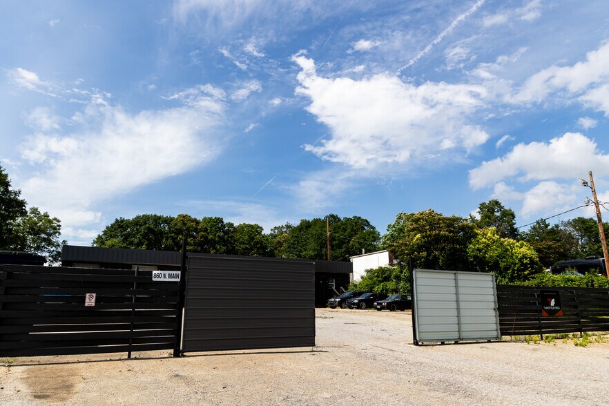 More Photos Of 860 W Main St, Spartanburg Light Distribution For Sale