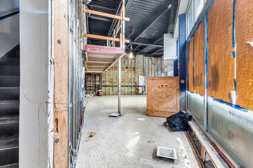More Photos Of 137 Seventh Ave S, New York Restaurant For Lease