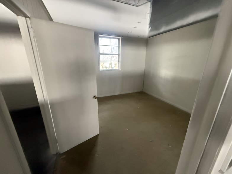 More Photos Of 3376 S Cobb Dr SE, Smyrna Freestanding For Sale