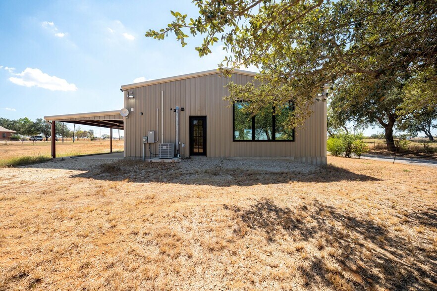 More Photos Of 13747 US Highway 87 S, Adkins Flex For Lease