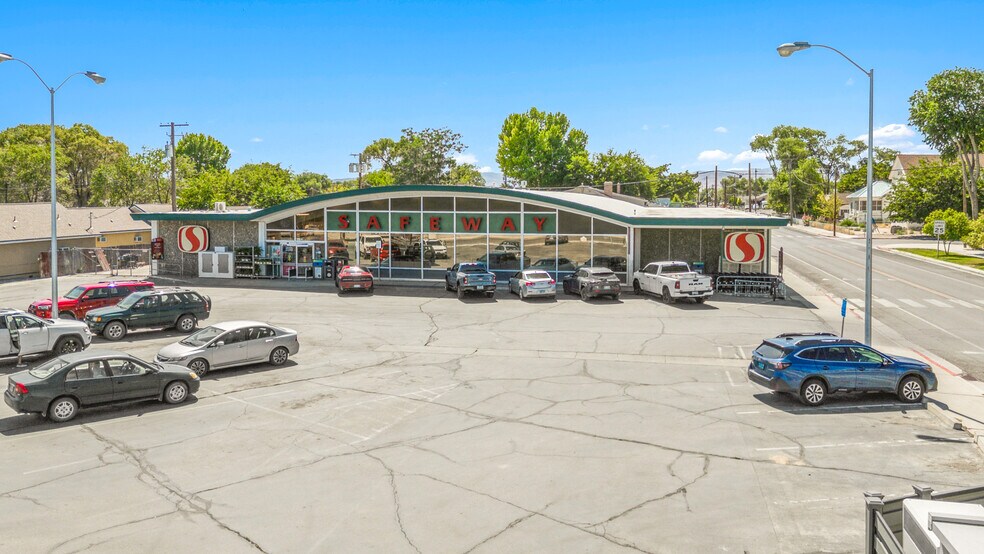 Primary Photo Of 965 Dartmouth Ave, Lovelock Supermarket For Sale