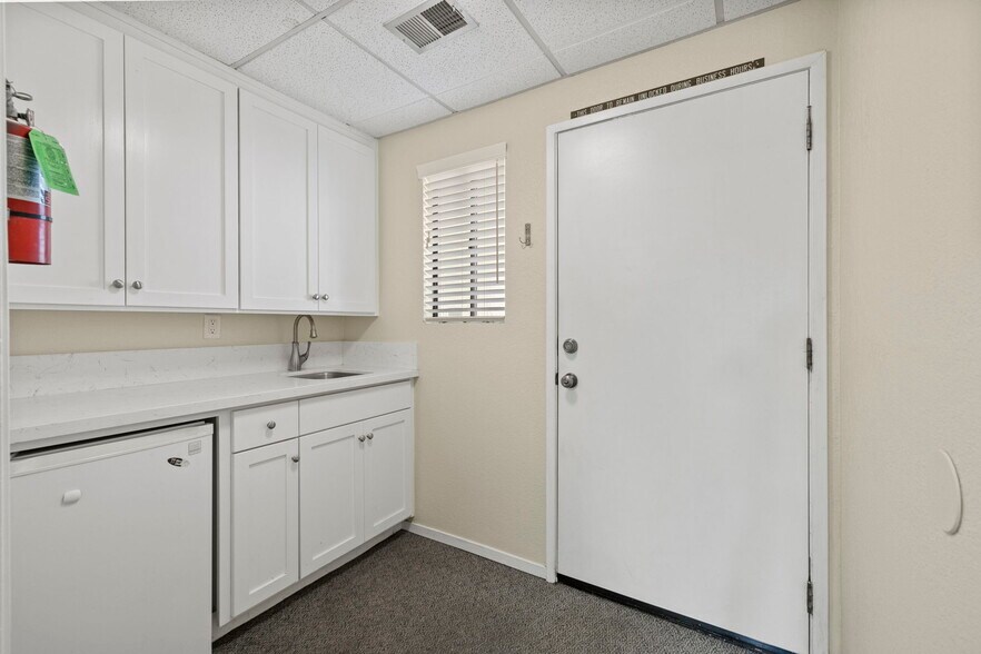 More Photos Of 1606 W Mineral King Ave, Visalia Office For Sale