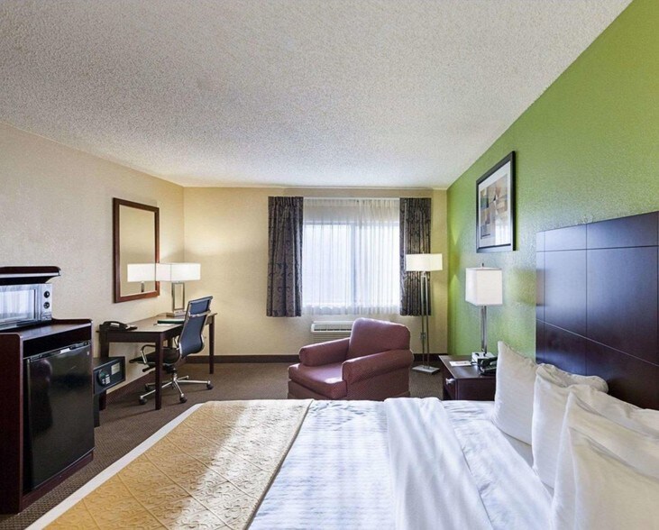 More Photos Of 2008 Avenue F NW, Childress Hotel For Sale