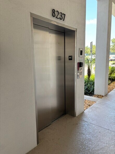 More Photos Of 8221-8249 Vicela Dr, Sarasota Office For Sale