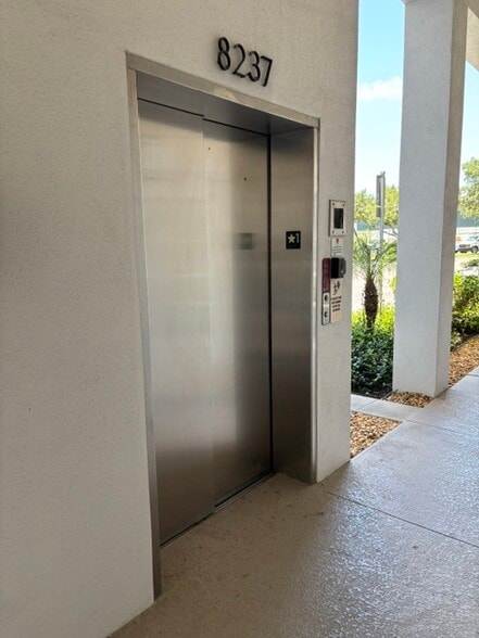 More Photos Of 8221-8249 Vicela Dr, Sarasota Office For Sale