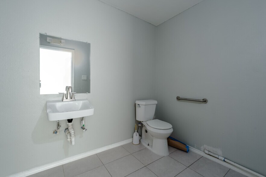 More Photos Of 801 Zillock Rd, San Benito Storefront For Sale