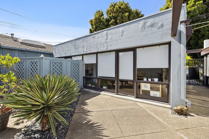 More Photos Of 251 Park Rd, Burlingame Loft Creative Space For Lease