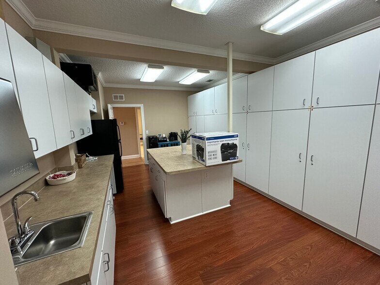 More Photos Of 6817 Southpoint Pky, Jacksonville Office For Sale
