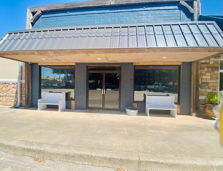 More Photos Of 114 W Ikard St, Henrietta Office For Sale