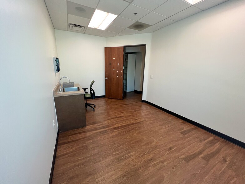 More Photos Of 9150 W Indian School Rd, Phoenix Medical For Sale