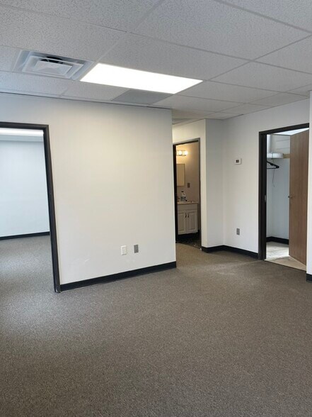 More Photos Of 21291 Hilltop St, Southfield Research And Development For Lease