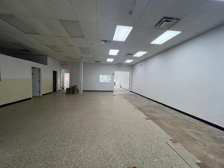 More Photos Of 411 Jericho Tpke, New Hyde Park Storefront Retail Office For Lease