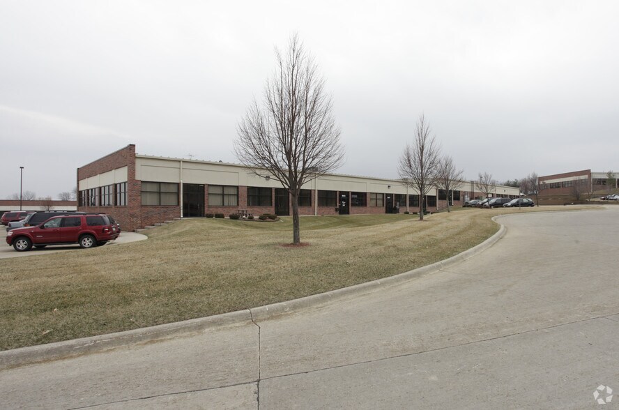 More Photos Of 10607-10647 Justin Dr, Urbandale Flex For Lease