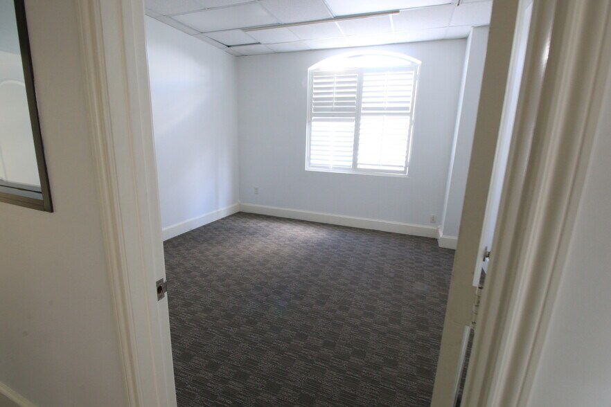 More Photos Of 5905 Winsome Ln, Houston Office For Lease