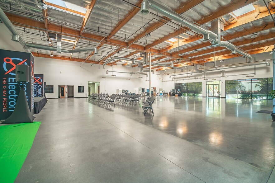 More Photos Of 307 E Carmel St, San Marcos Showroom For Lease