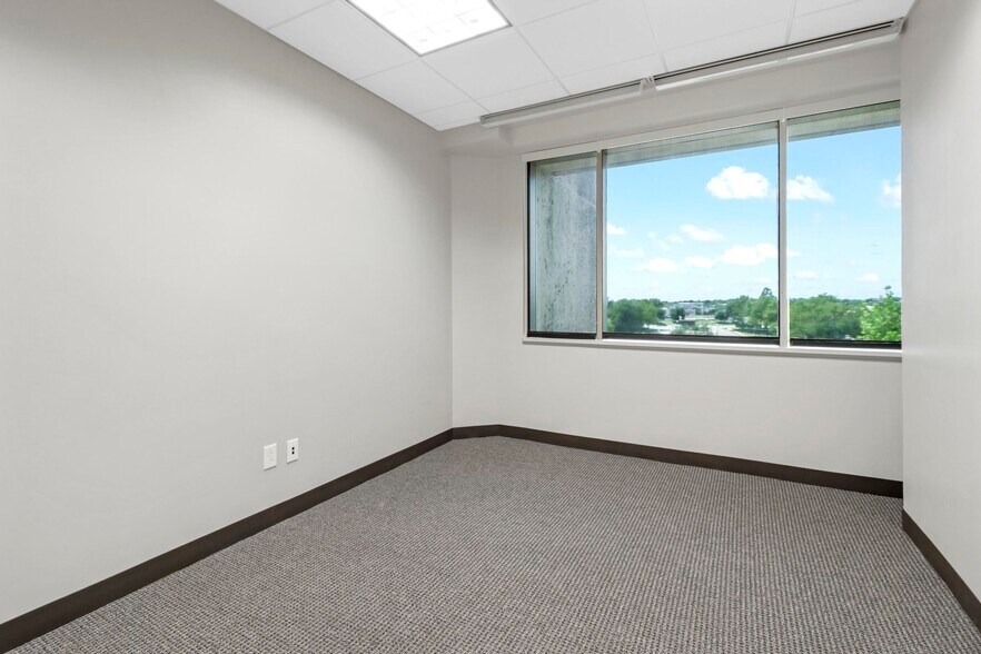 More Photos Of 1600 N Redbud Blvd, McKinney Office For Sale