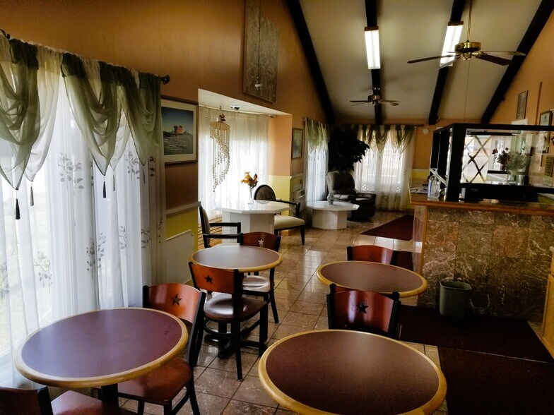 More Photos Of 1617 N Summit St, Arkansas City Hotel For Sale