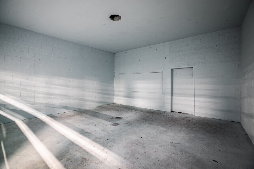 More Photos Of 445 Holton St, Sparta Warehouse For Lease