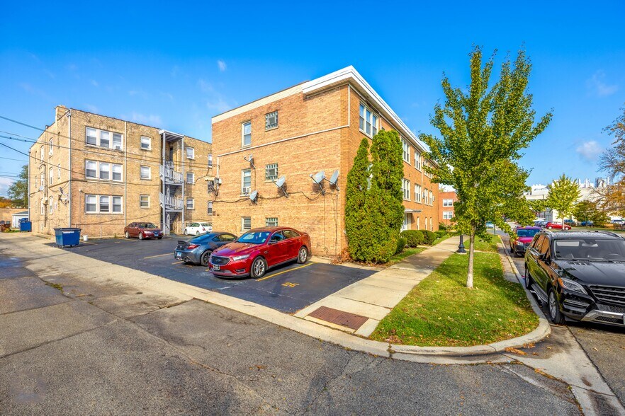 More Photos Of 4905 W Louise St, Skokie Apartments For Sale