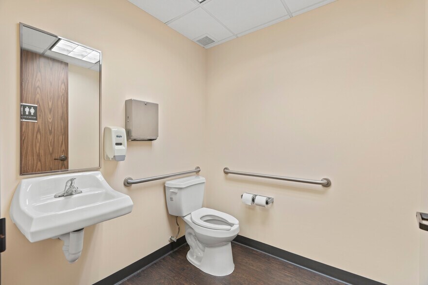 More Photos Of 17030 Nanes Dr, Houston Medical For Lease