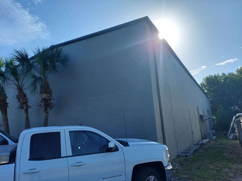 More Photos Of 131 Scarlett Blvd, Oldsmar Warehouse For Lease