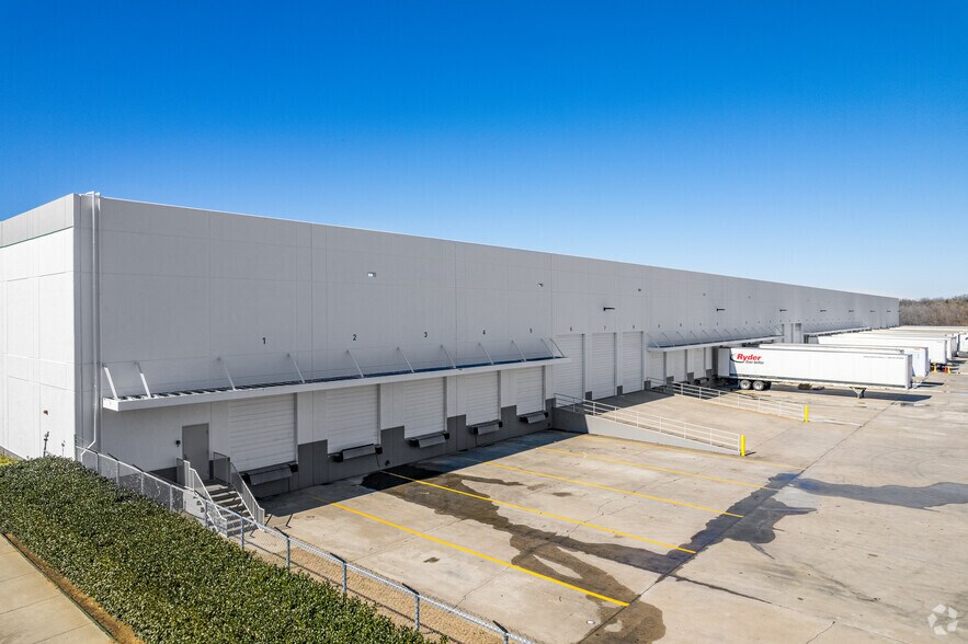 More Photos Of 620 Westport Pky, Grapevine Distribution For Lease