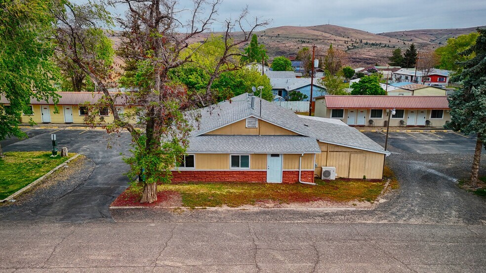 Primary Photo Of 616 Mill St, Maupin Hotel For Sale