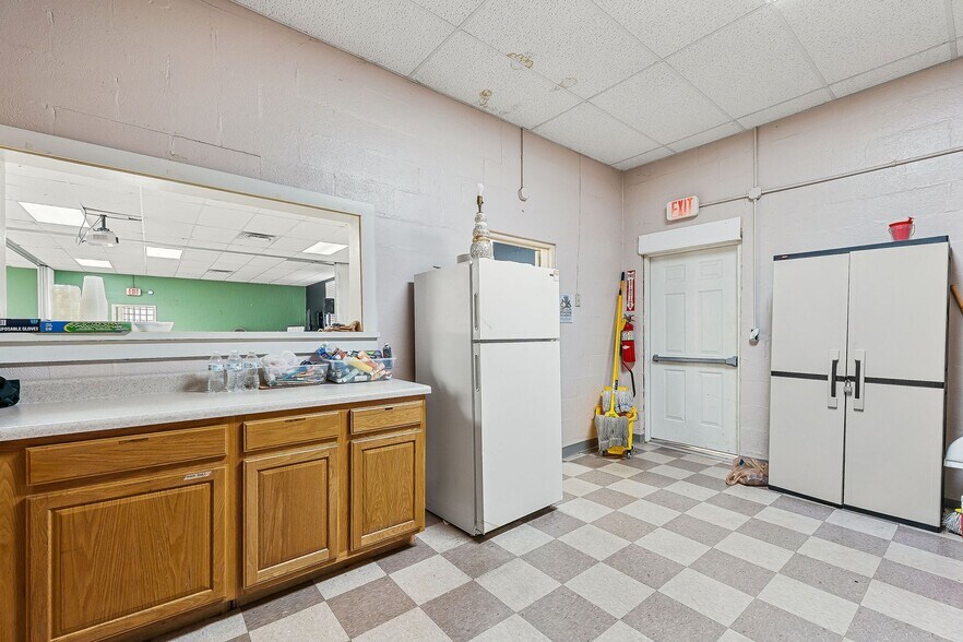 More Photos Of 310 N Spring St, McMinnville General Retail For Sale
