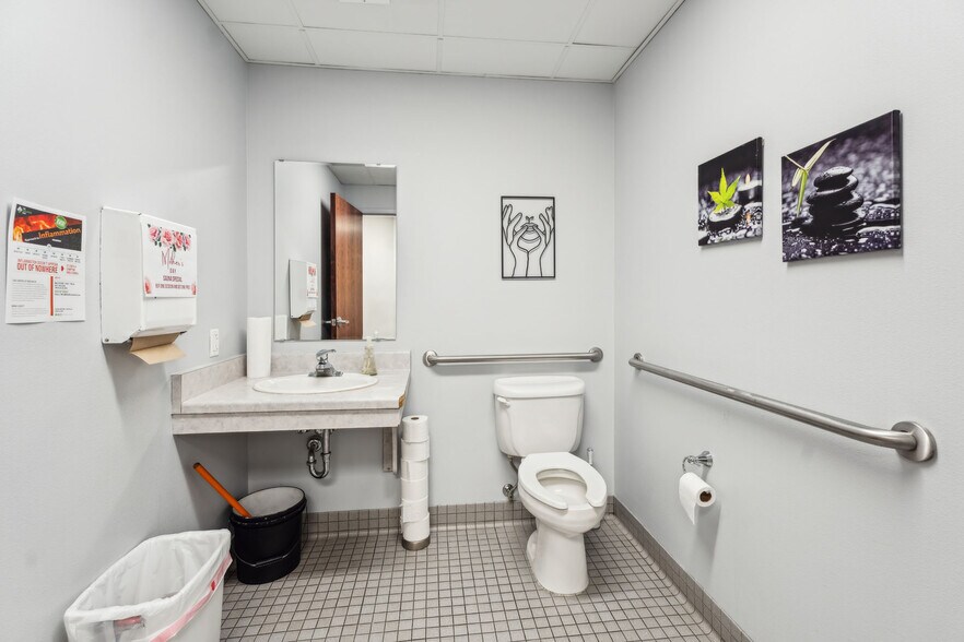More Photos Of 952 S Park Ave, Fond Du Lac Medical For Sale