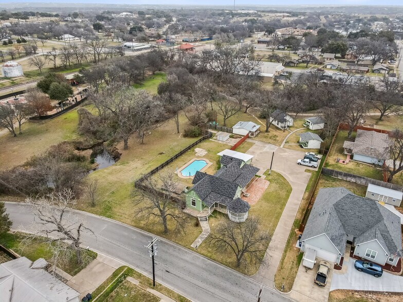 More Photos Of 512 N Travis St, Granbury Hospitality For Sale