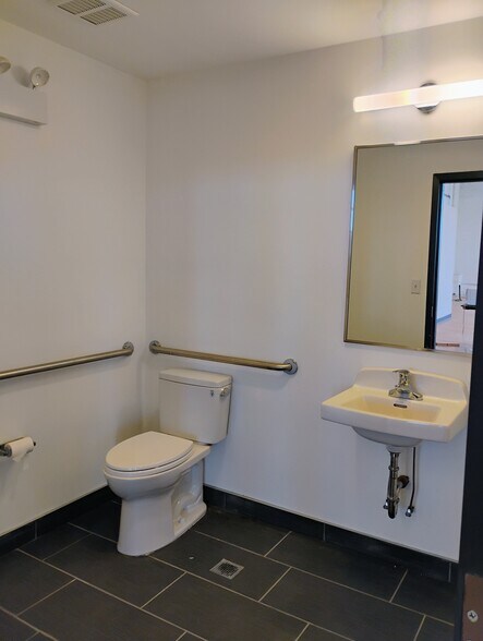 More Photos Of 424 N Oakley Blvd, Chicago Manufacturing For Lease