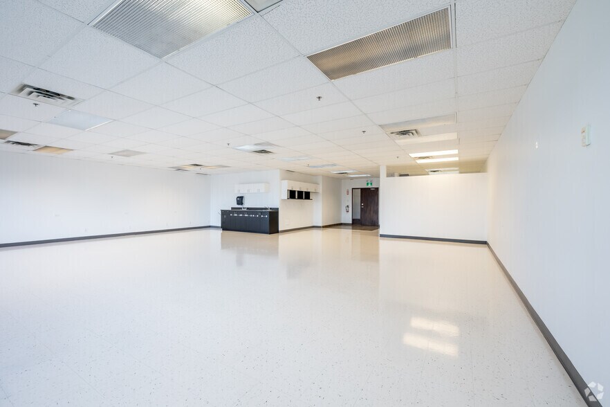 More Photos Of 4451-4479 Laval Aut W, Laval Showroom For Lease