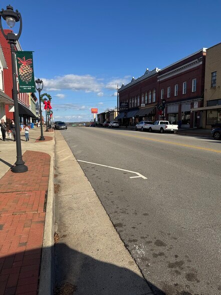 More Photos Of 320 Virginia Ave, Clarksville Specialty For Sale