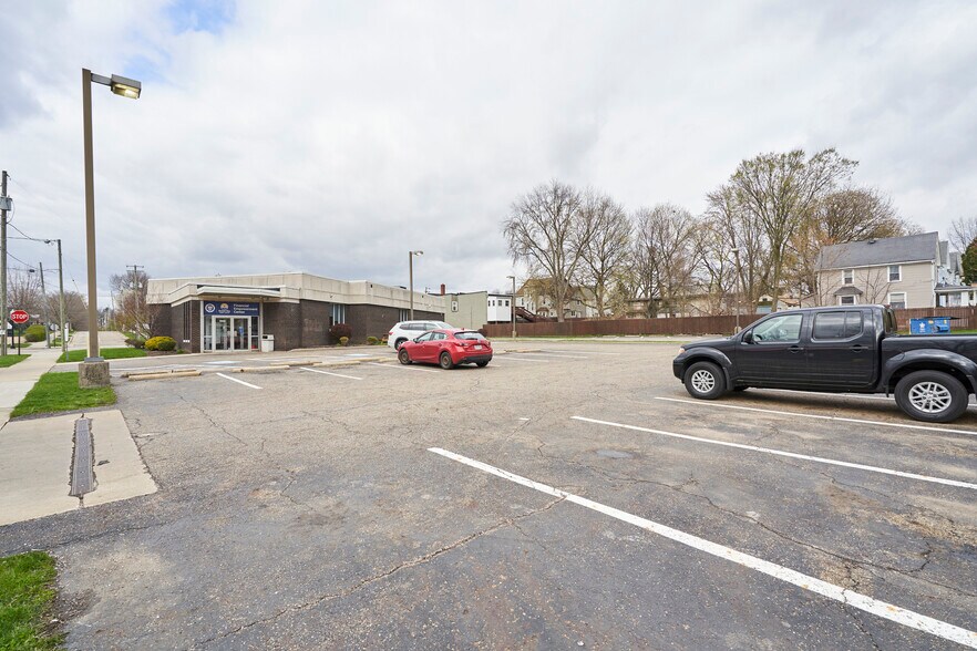 More Photos Of 1060 Kenmore Blvd, Akron Bank For Sale