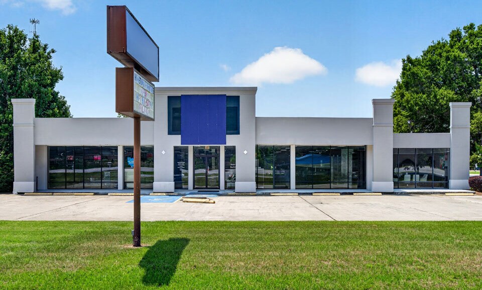 Primary Photo Of 908 N Veterans Blvd, Glennville Freestanding For Sale