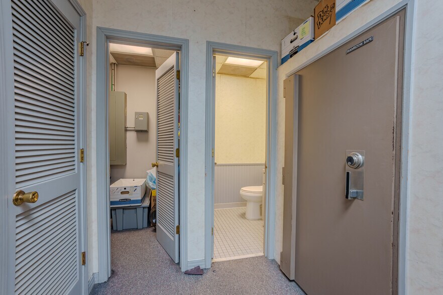 More Photos Of 305 4th Ave SW, Red Bay Bank For Sale