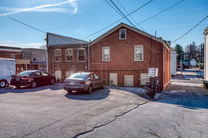 More Photos Of 293 W Main St, Abingdon Office For Lease