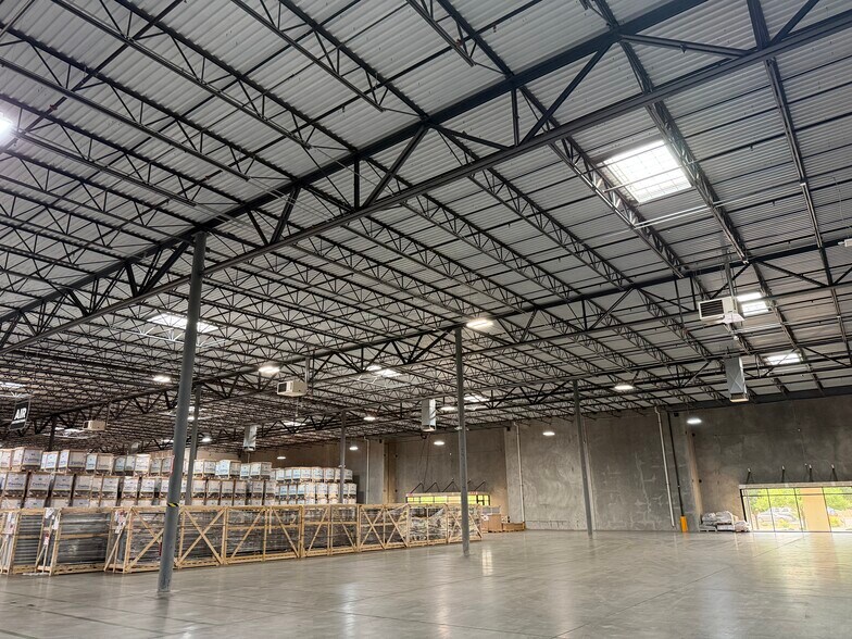 More Photos Of 445 Pan American Dr, El Paso Warehouse For Lease