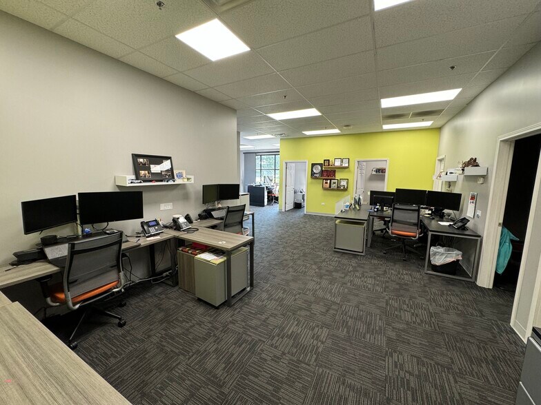 More Photos Of 18521 Spring Creek Dr, Tinley Park Light Distribution For Lease