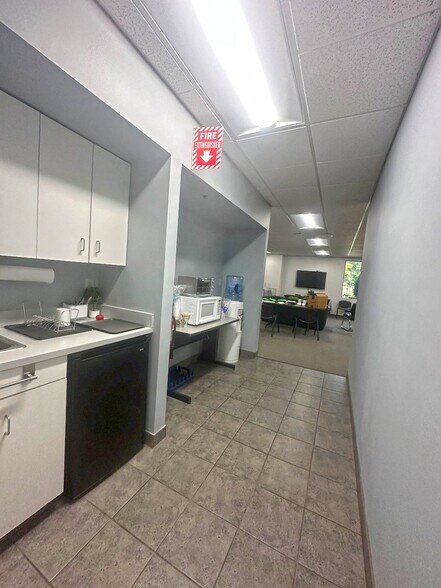 More Photos Of 362 Industrial Park Rd, Middletown Warehouse For Sale