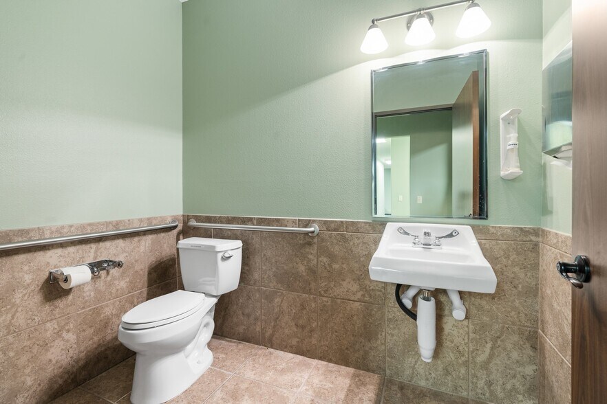 More Photos Of 18920 Freeport Dr, Montgomery Industrial For Sale