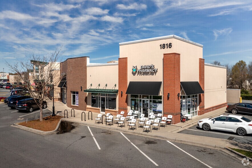 More Photos Of 1816-1824 E Arbors Dr, Charlotte Storefront For Lease