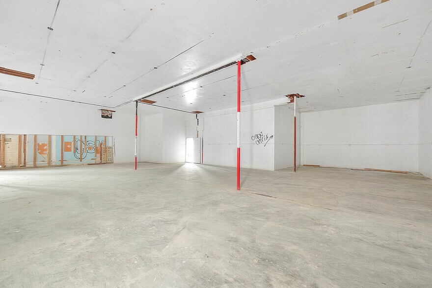 More Photos Of 6840-6842 Hayvenhurst Ave, Van Nuys Distribution For Sale