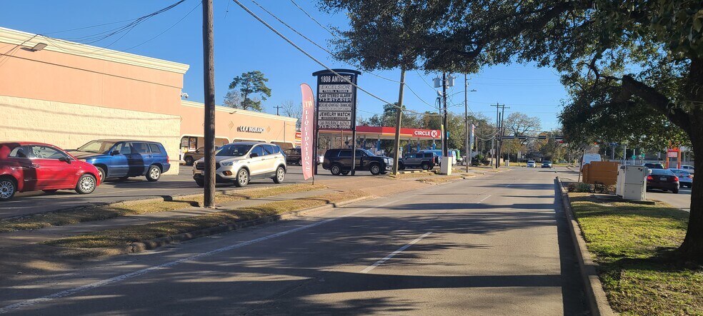 More Photos Of 1808 Antoine Dr, Houston Storefront For Lease
