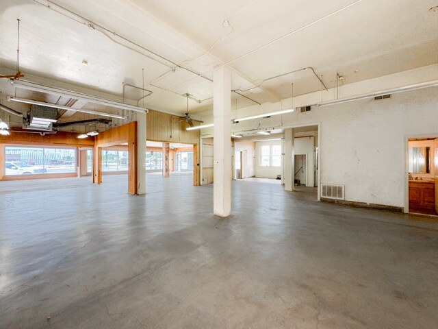 More Photos Of 200 W Grand Ave, Ponca City Warehouse For Sale