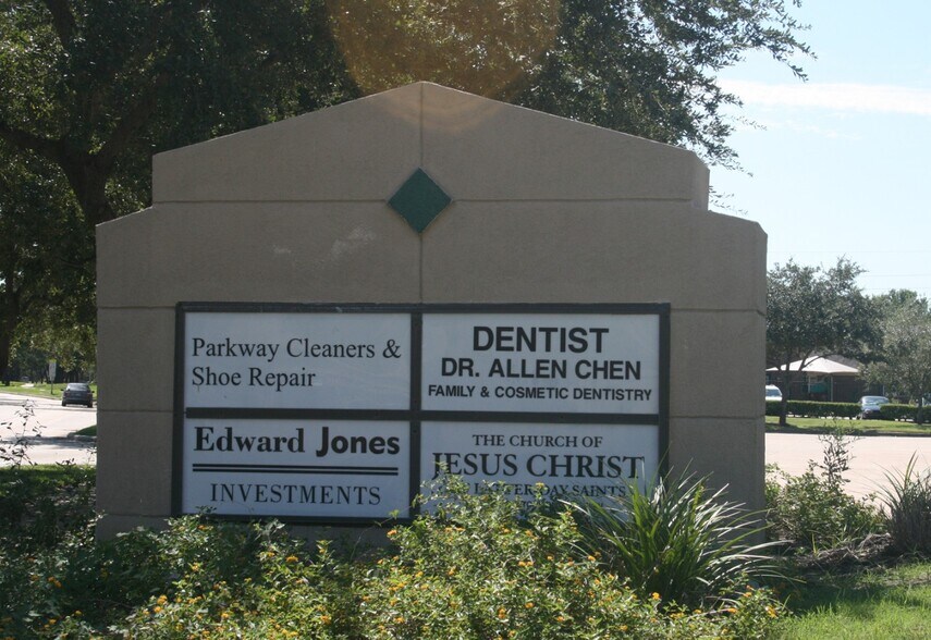 More Photos Of 4621-4627 Austin Pky, Sugar Land Storefront For Lease