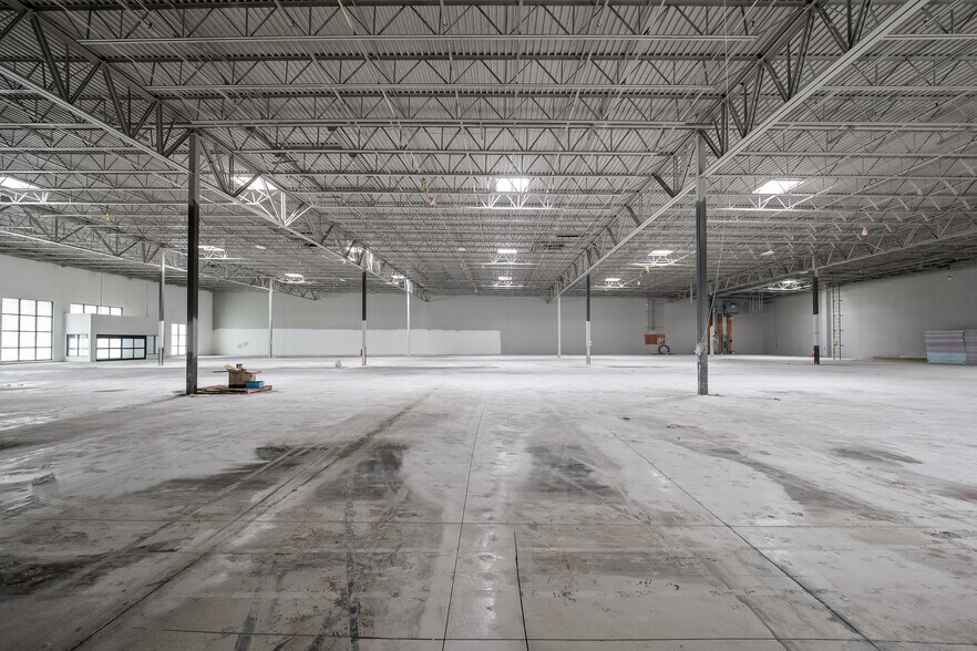 More Photos Of 662-868 E Big Beaver Rd, Troy Storefront For Lease