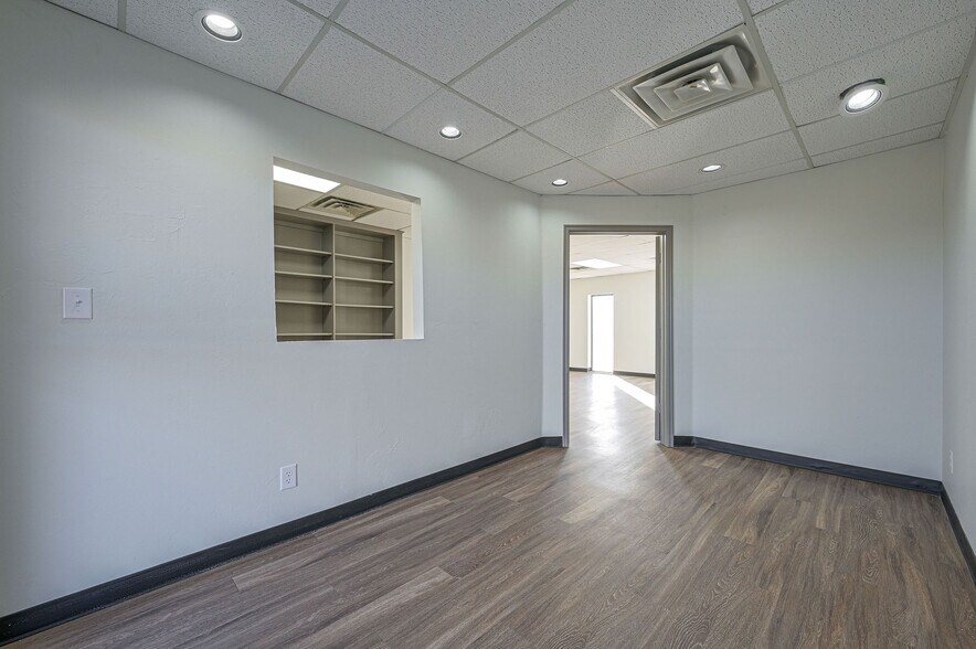 More Photos Of 3009 Epperly Dr, Oklahoma City Office For Sale